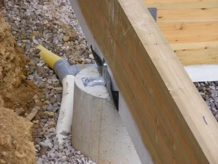 Methoden zur Befestigung von Unterzugbalken oder Balken an Betonsockel