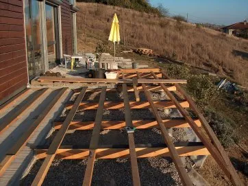 Terrassenstruktur: die Deckenbalken und Balken sind aus Douglasie.