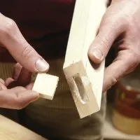 Vorschaubild des Artikels : Erstellung einer Ausklinkung und schräger Schnitt am Ende eines Holzstücks.