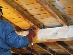 Wartung und Behandlung des Holzdachstuhls