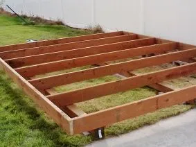 Hölzerne Plattform auf Kufen