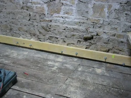 FBM60x : Befestigung einer an der Wand befestigten Wandpfette an einer massiven Mauerwerkswand