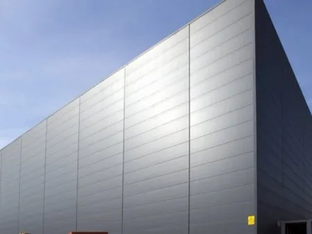 Verkleidung aus Metallplatten