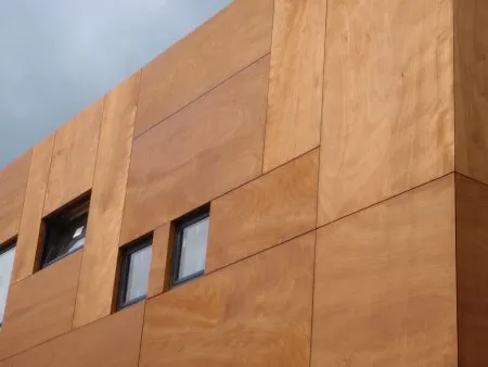 Verkleidung aus Holzplatten