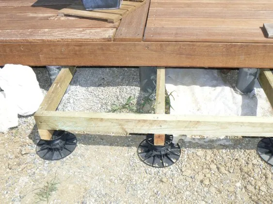 Unterkonstruktion aus Lagerhölzern und Kunststoffsockeln
