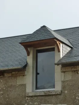 Normannische Dachgaube (mit Krüppelwalm)