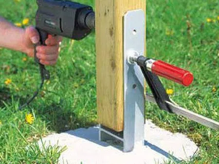 Die Befestigungen der Pfosten