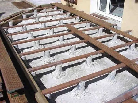 FBM00x : Befestigung eines Unterzugbalkens an einem Betonsockel