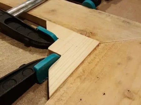 Wie kann man eine Rechtwinkligkeit zwischen zwei Holzstücken sicherstellen ?