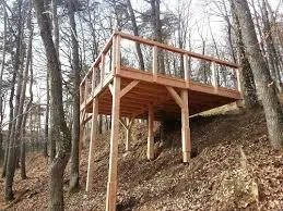 Hölzerne Plattform auf Ständerwerk