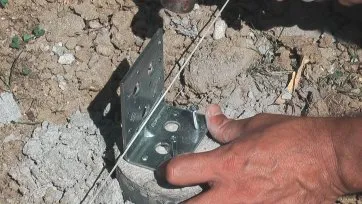Bestimmen Sie die Position des Winkelverbinders auf dem Betonsockel