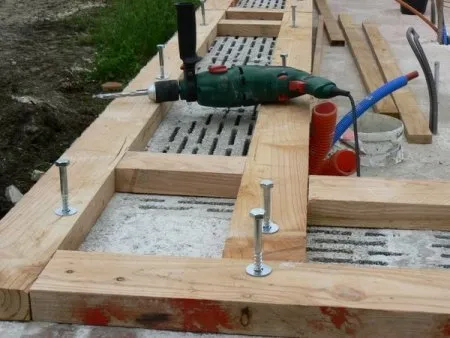 FBM01x : Befestigung der Schwelle auf einer Betonplatte