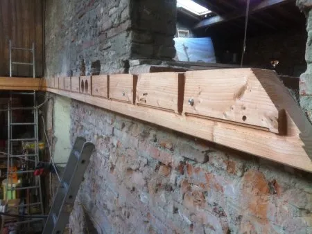 Montage der Wandbalken an einem Holzrahmen