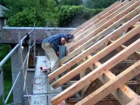 Montage eines Dachstuhls des Stufendachs