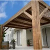 Bioklimatische Pergola im zeitgenössischen Stil: SUNDIY XL-Mechaniken in der Farbe Sandbeige und Lamellen aus Douglasienholz