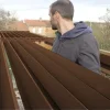 Montage von Aluminiumlamellen in RAL 8011 auf SUNDIY-Mechanismen