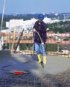 Ein Arbeiter rüttelt den Beton